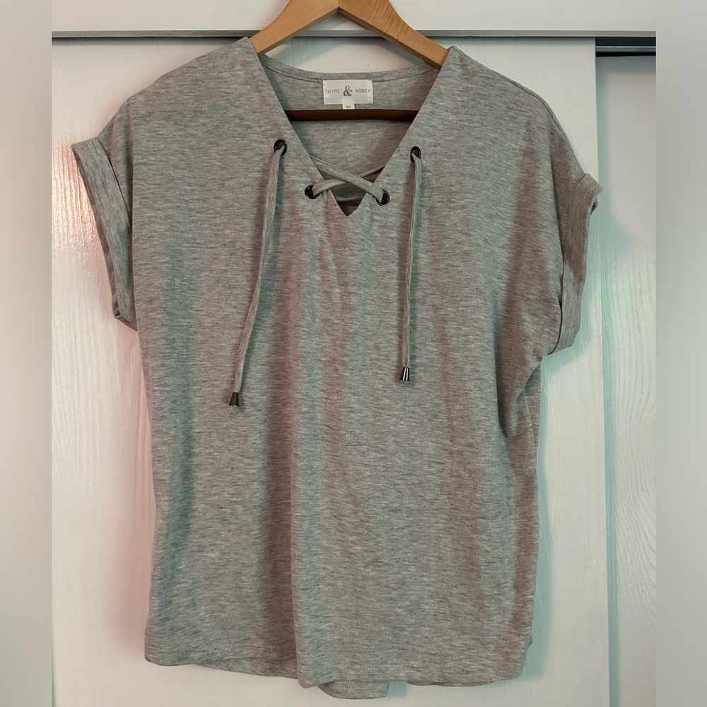 Thyme and Honey Women’s Medium Short Sleeve Shirt